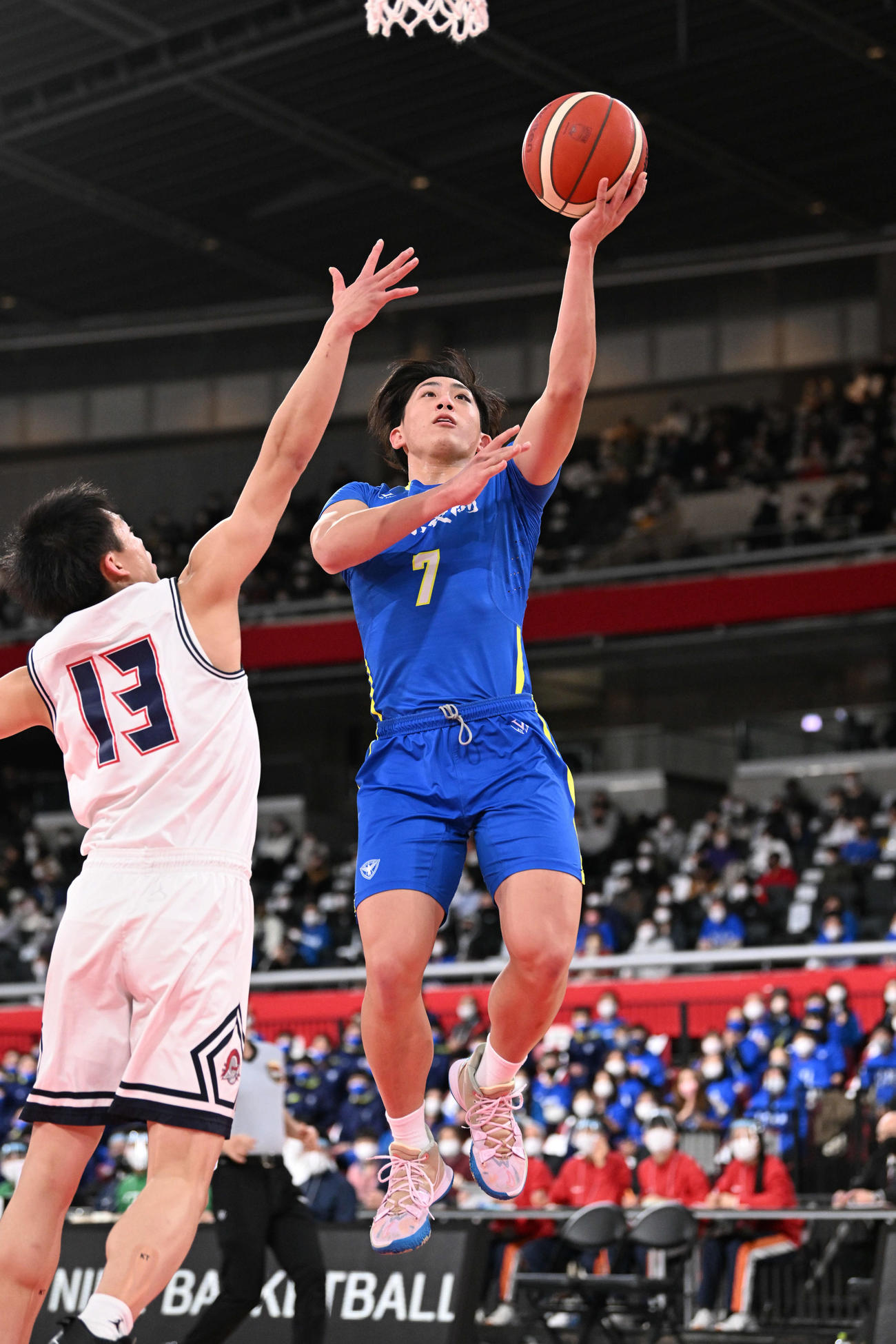 福岡大大濠対帝京長岡　第1Q、シュートを放つ帝京長岡・島倉（右）（撮影・滝沢徹郎）