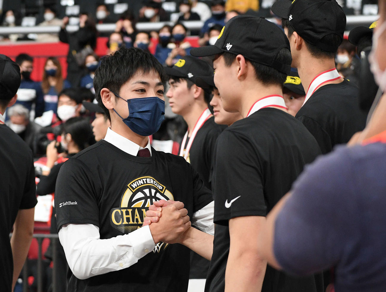 試合後、福岡大大濠・片峯監督（左）は岩下と握手を交わす（撮影・滝沢徹郎）
