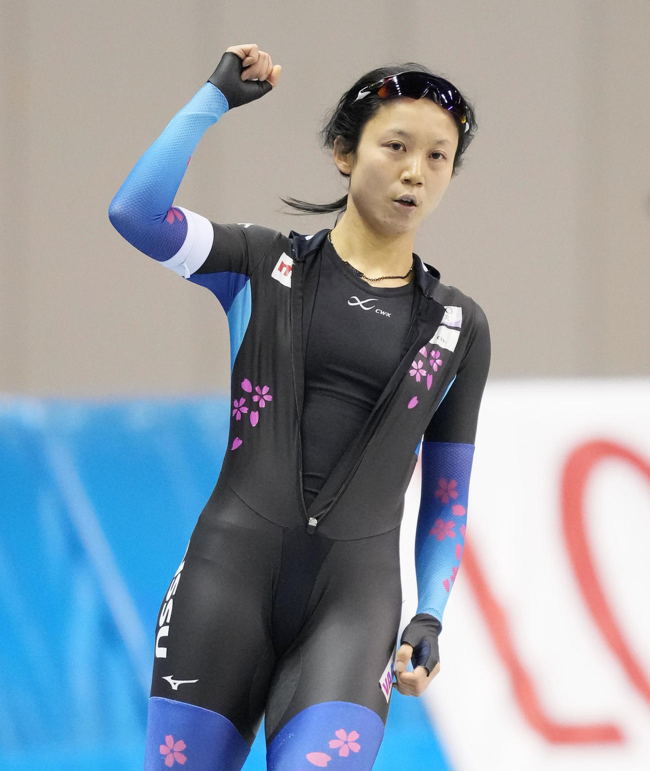 女子500メートルで優勝し、ガッツポーズを見せる高木美（撮影・菅敏）