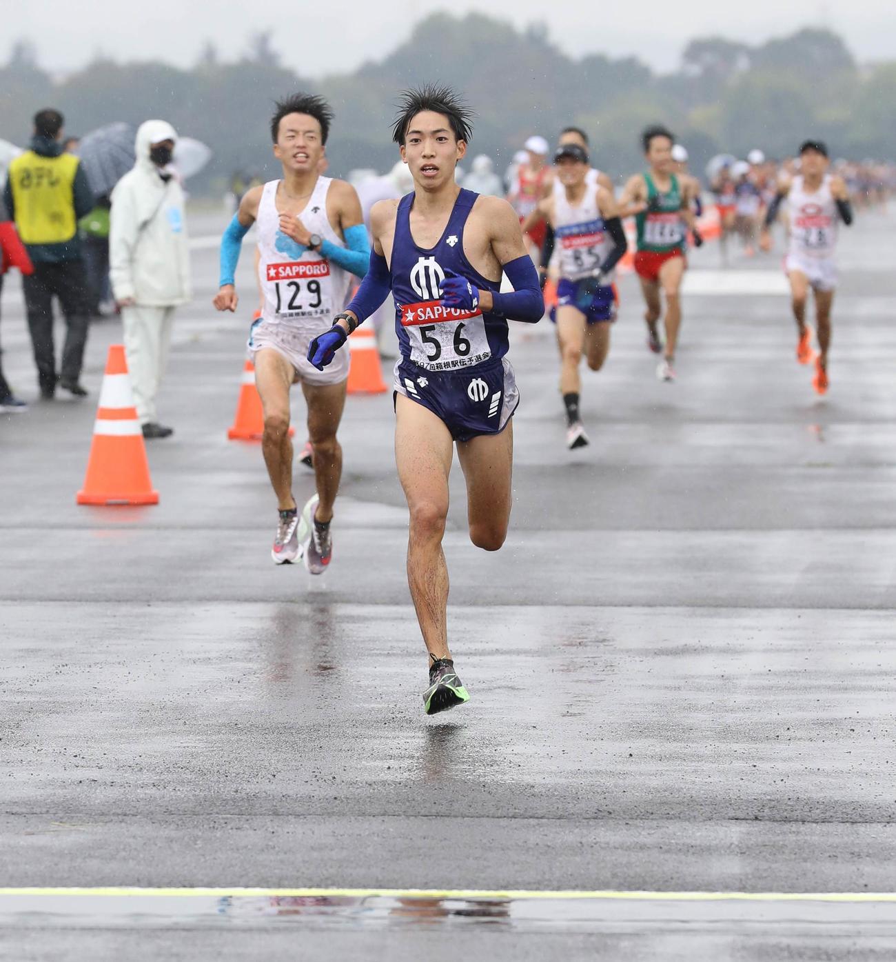 20年10月、箱根駅伝予選会で日本人トップの1時間1分41秒でゴールした順大・三浦