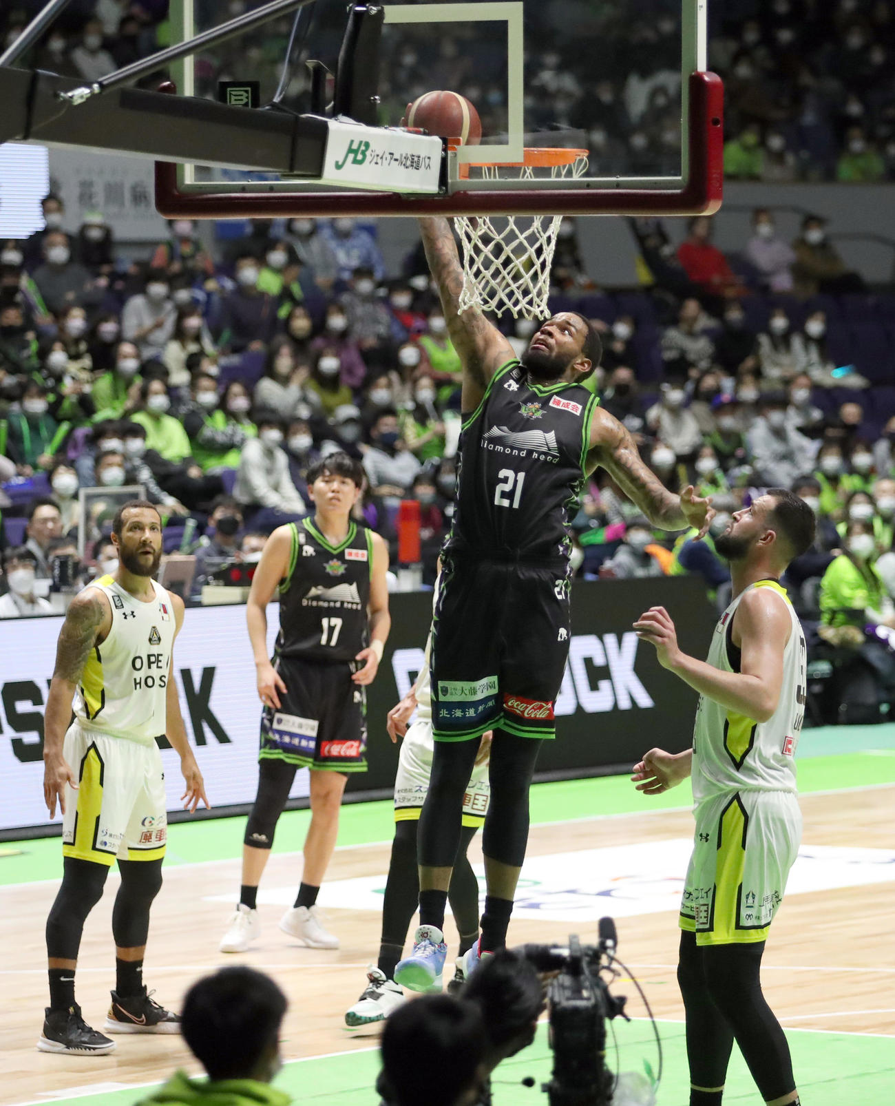 レバンガ北海道対群馬　第2Q、ダンクを決めるレバンガ北海道ロング（撮影・佐藤翔太）