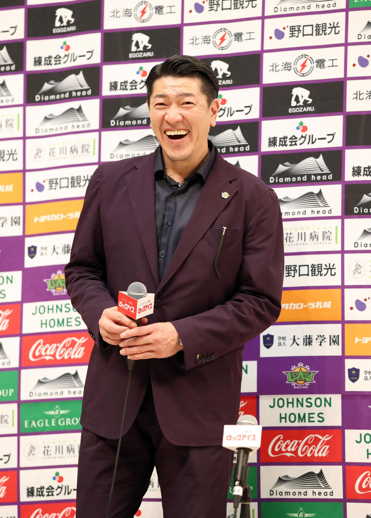 レバンガ北海道対群馬　試合終了後、笑顔でインタビューを受けるレバンガ北海道佐古監督（撮影・佐藤翔太）