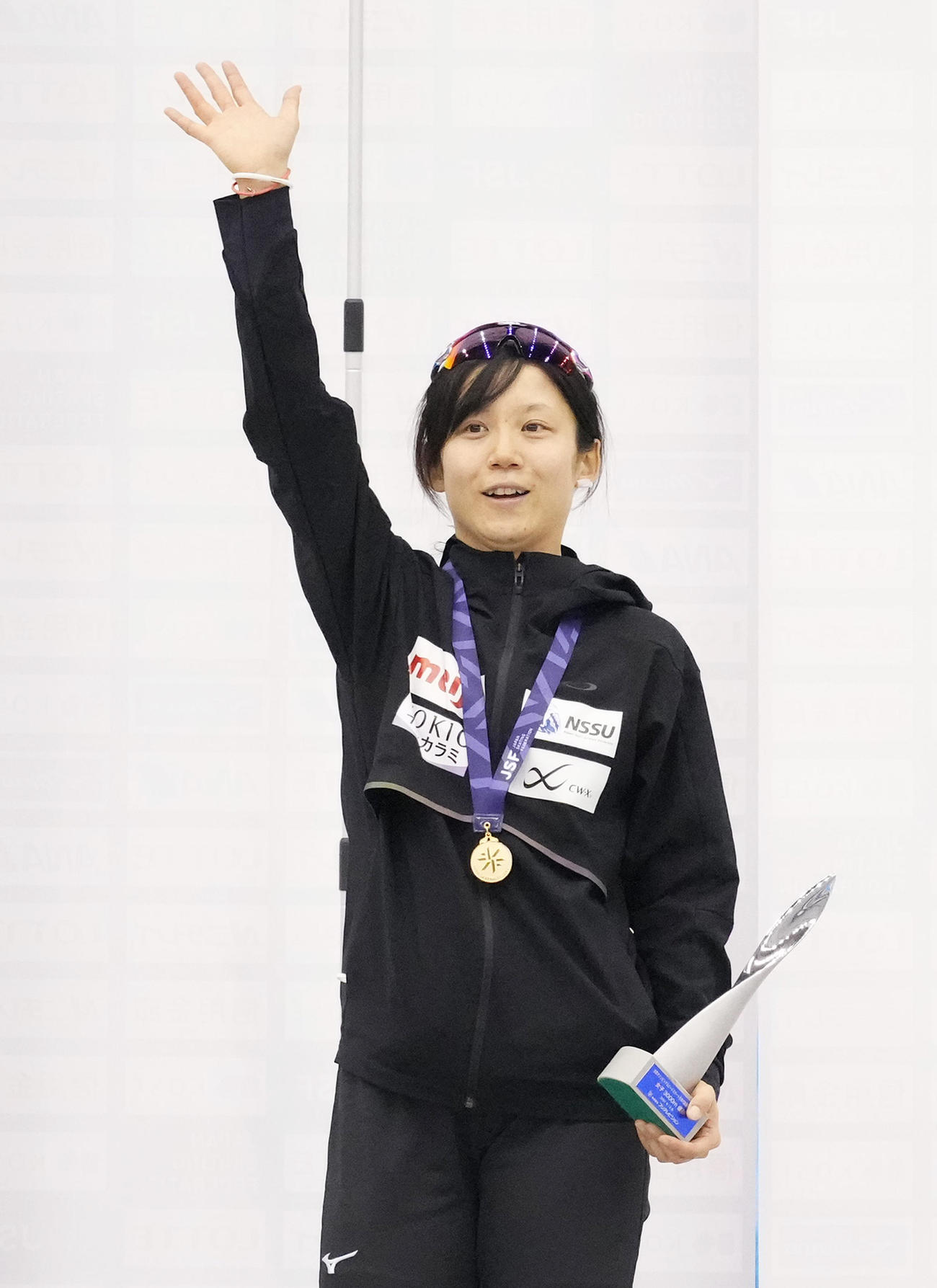 女子3000メートルで優勝しスタンドに笑顔で手を振る高木美（撮影・菅敏）