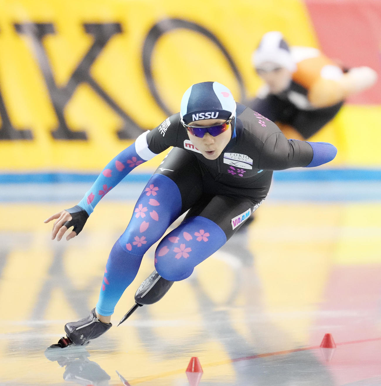 女子500メートルで優勝した高木美。右は郷（撮影・菅敏）