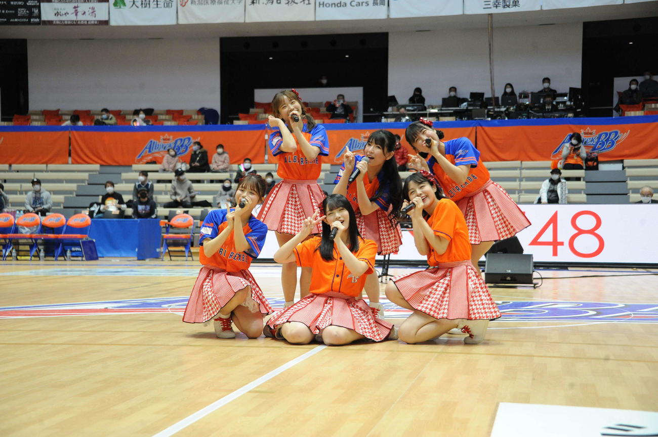 B1新潟の試合前にミニライブを行ったNGT48のメンバー。前列左から清司麗菜、小越春花、本間日陽、後列左から諸橋姫向、三村妃乃、古舘葵