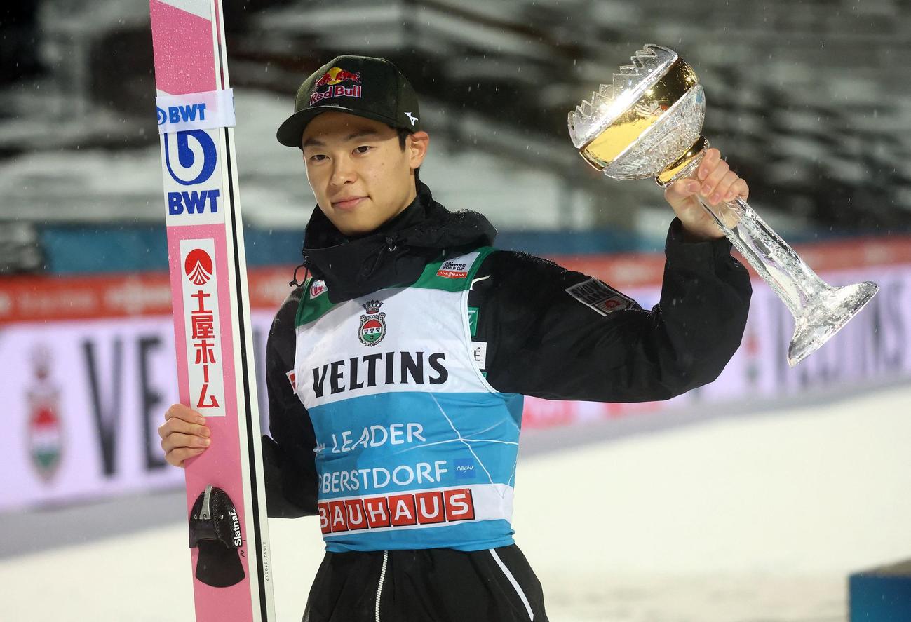 W杯男子個人第10戦を兼ねたジャンプ週間開幕戦で優勝し、トロフィーを手にする小林陵侑（ロイター）