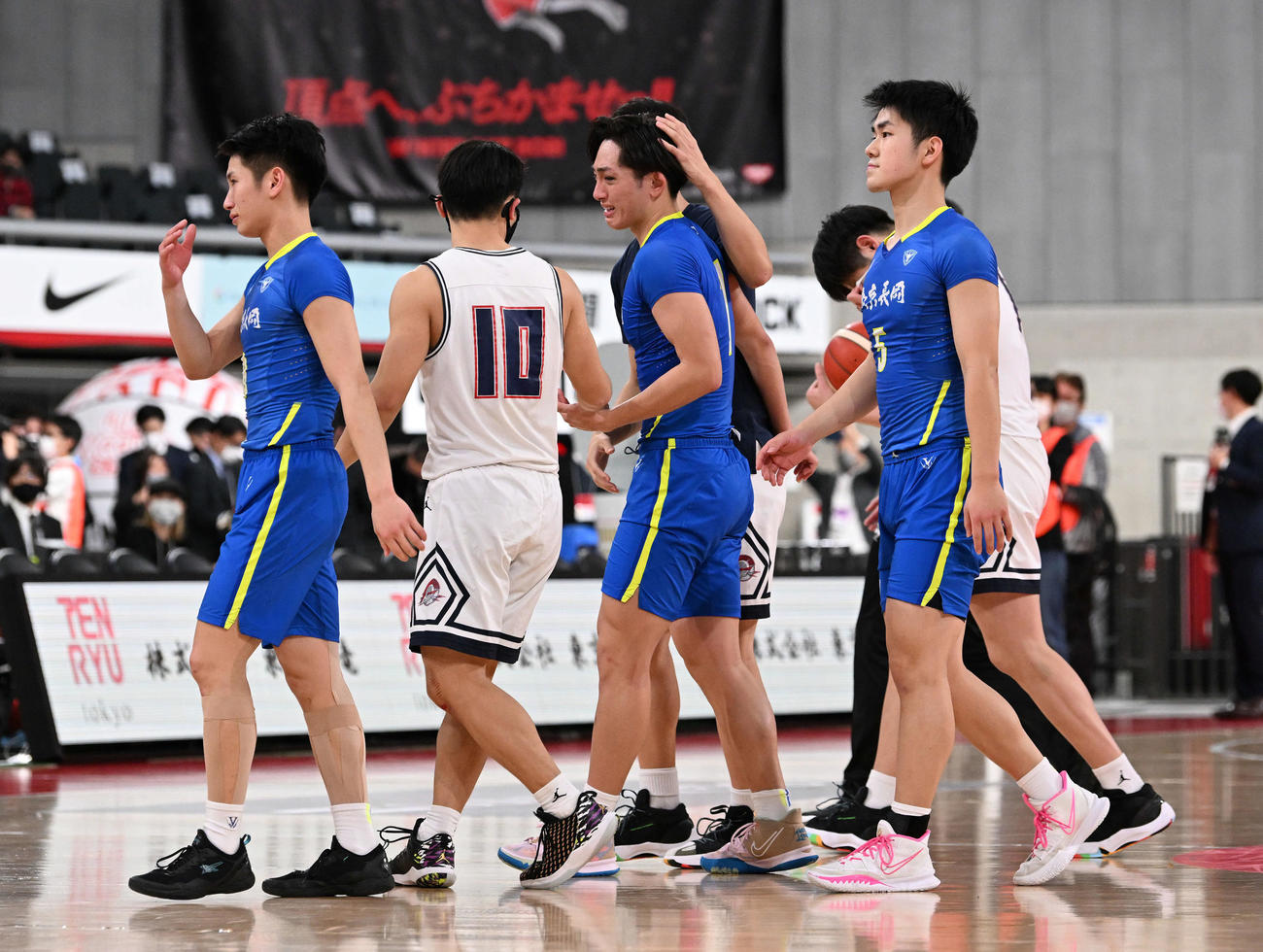 福岡大大濠対帝京長岡　優勝を逃がし悔し涙を流す帝京長岡・島倉（左から3人目）（撮影・滝沢徹郎）