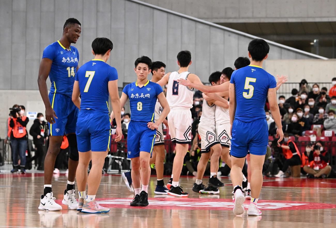 福岡大大濠対帝京長岡　優勝を逃し肩を落とす帝京長岡の選手たち（撮影・滝沢徹郎）