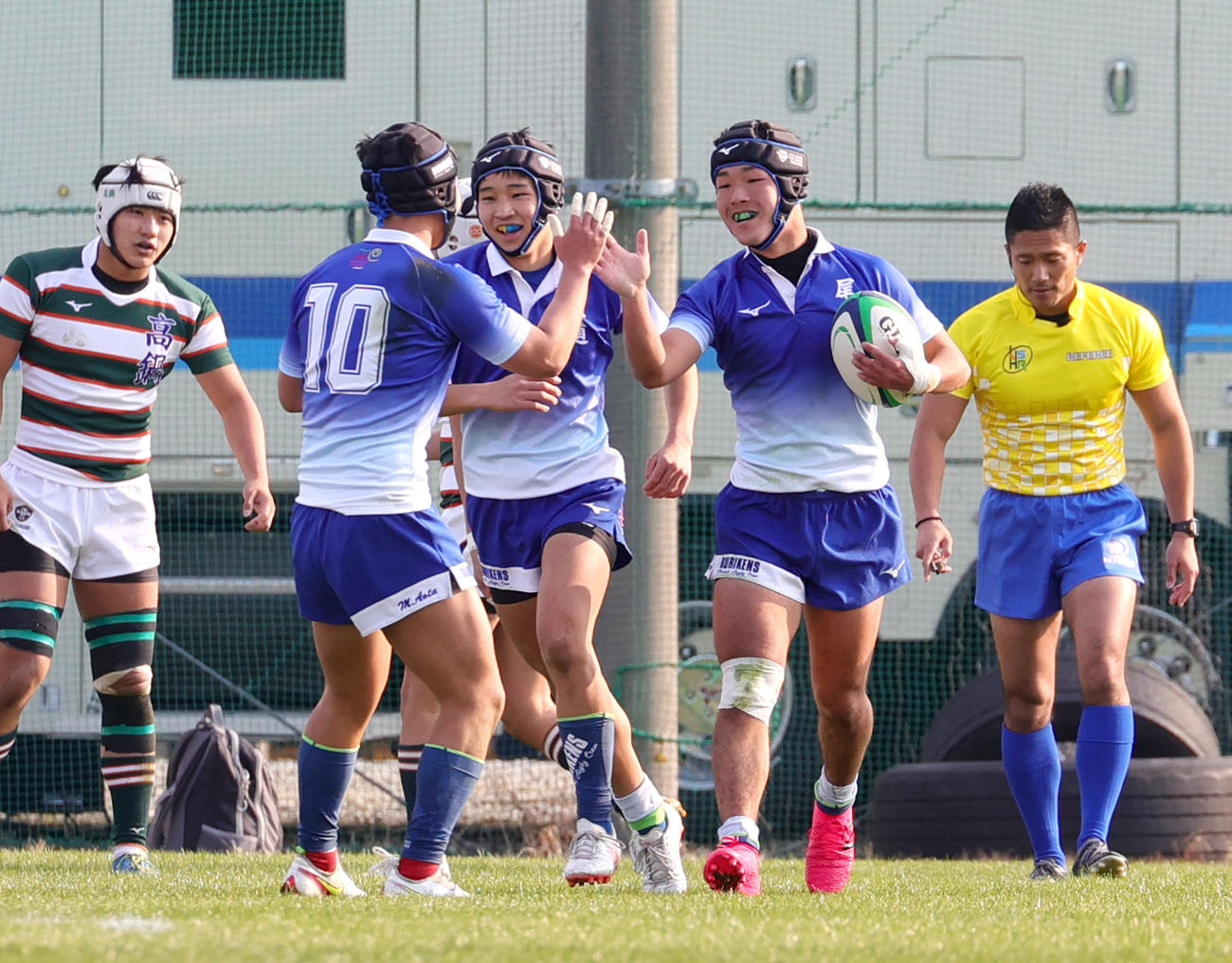 尾道対高鍋　前半、尾道WTB有賀（右から2人目）はトライを決める仲間の祝福に笑顔でハイタッチ（撮影・上山淳一）