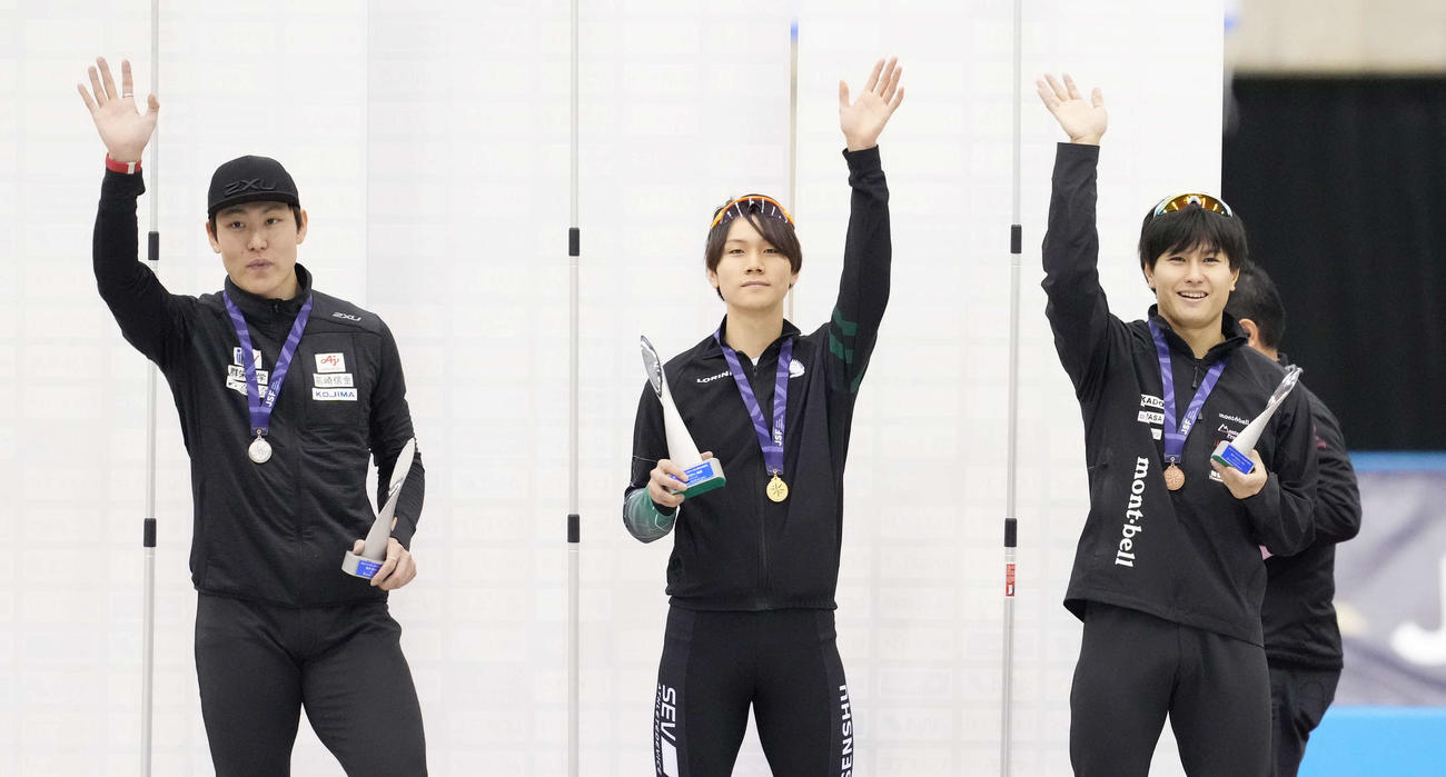 男子500メートルで3位の村上（右）と優勝した森重（中央）と2位の新浜は笑顔で手を振る（撮影・菅敏）
