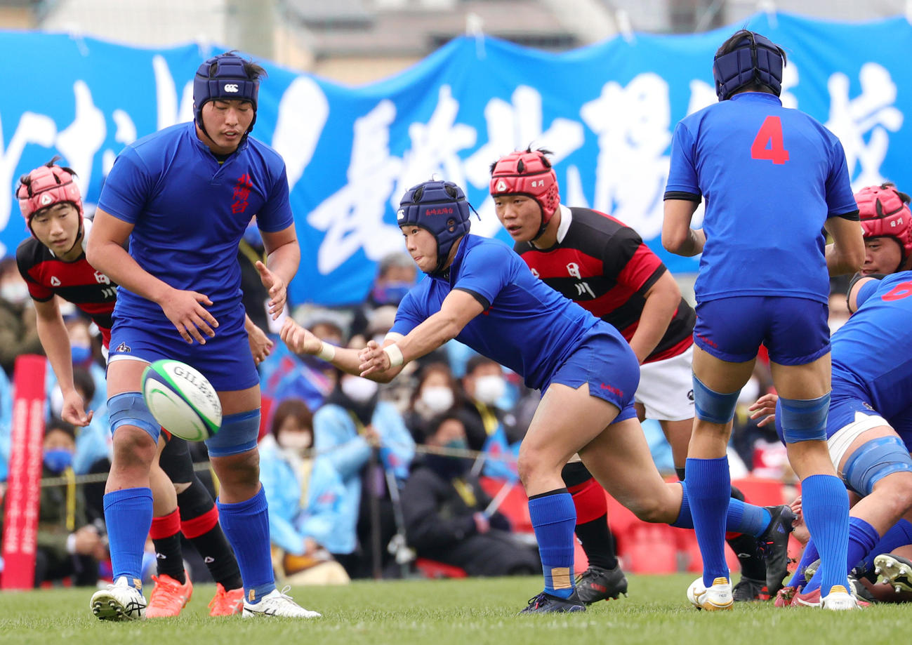 日川対長崎北陽台　前半、長崎北陽台SH川久保瑛斗（左から3人目）は味方へパス出す（撮影・上山淳一）