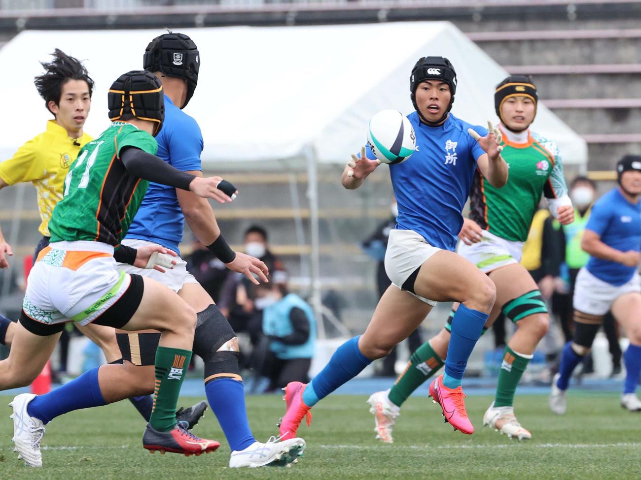 御所実対青森山田　前半、パスを受け敵陣に走り込む御所実SH山本晴大（撮影・上田博志）