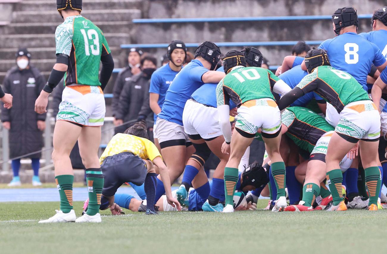 御所実対青森山田　前半、パスを受け敵陣に走り込む御所実SH山本晴大（撮影・上田博志）