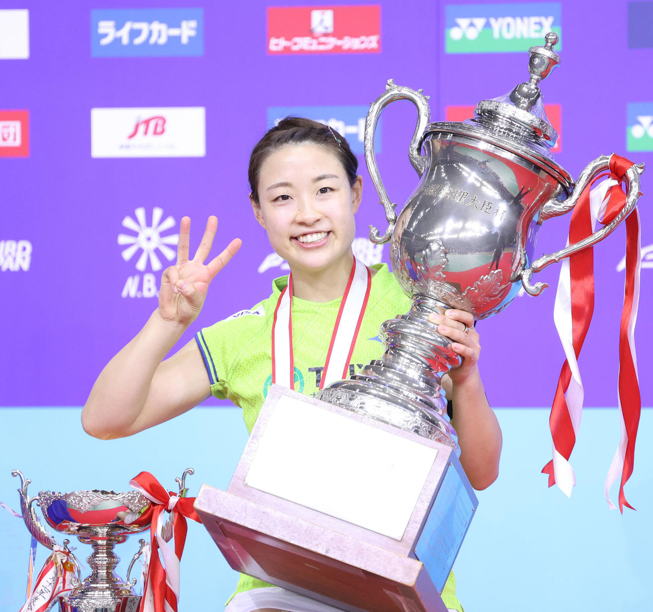 3連覇を果たしポーズを決める奥原（撮影・河田真司）