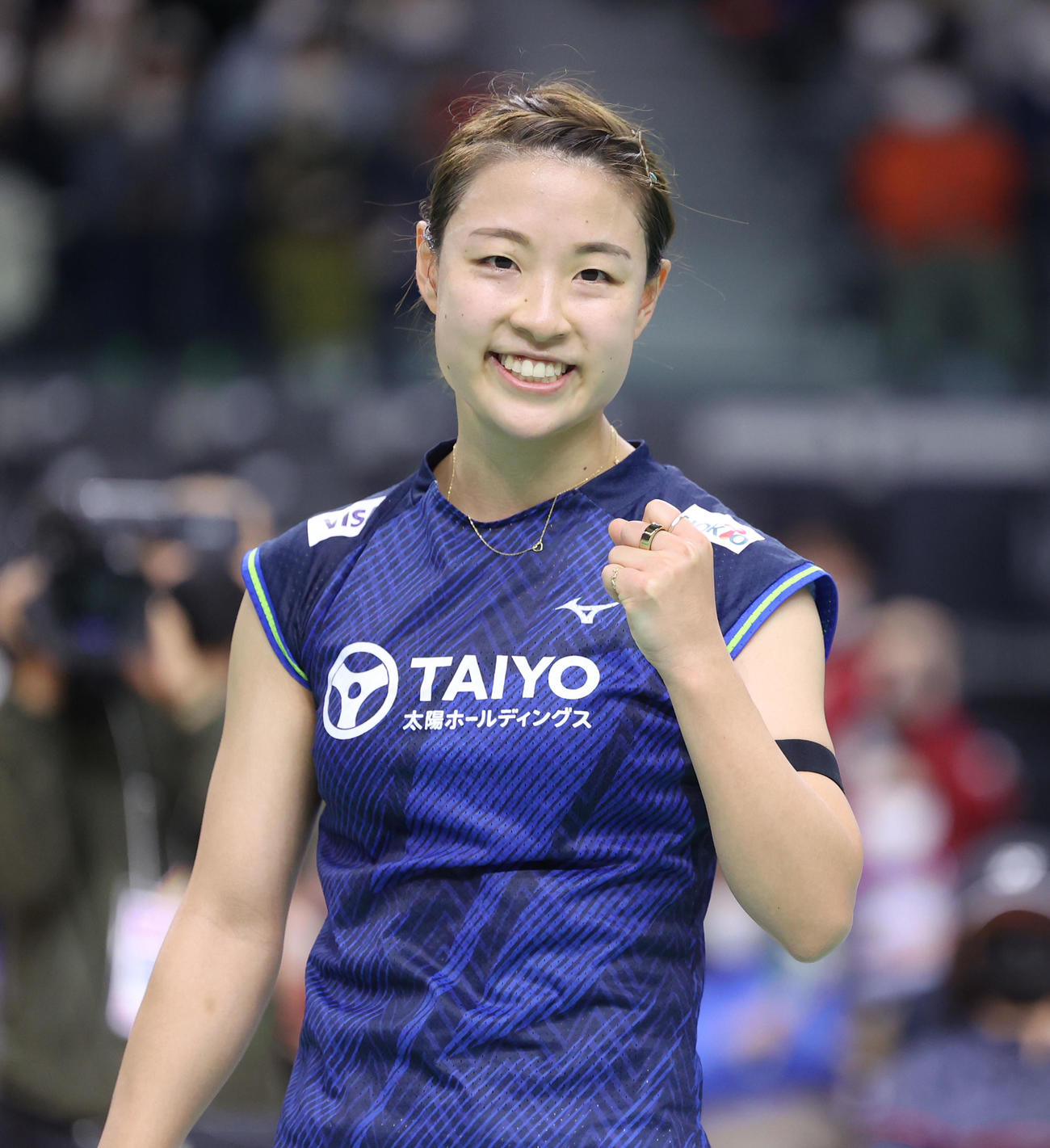 女子シングルス決勝　3連覇を果たし、笑顔でガッツポーズする奥原（撮影・河田真司）