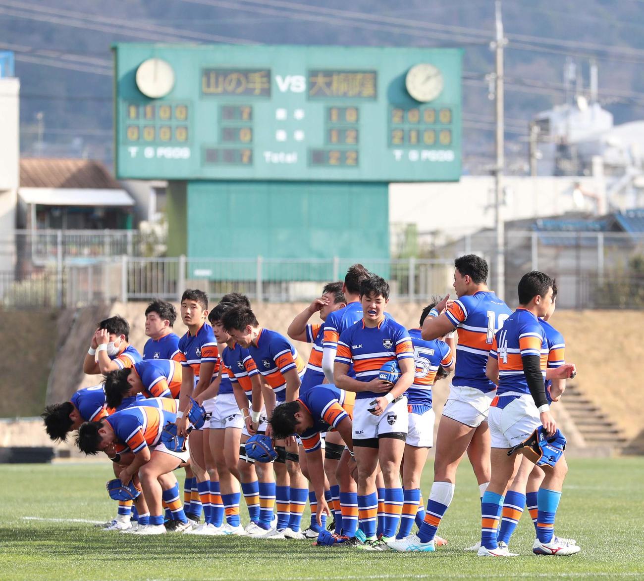 札幌山の手対大阪桐蔭　大阪桐蔭に敗れ涙を流す札幌山の手フィフティーン（撮影・上田博志）