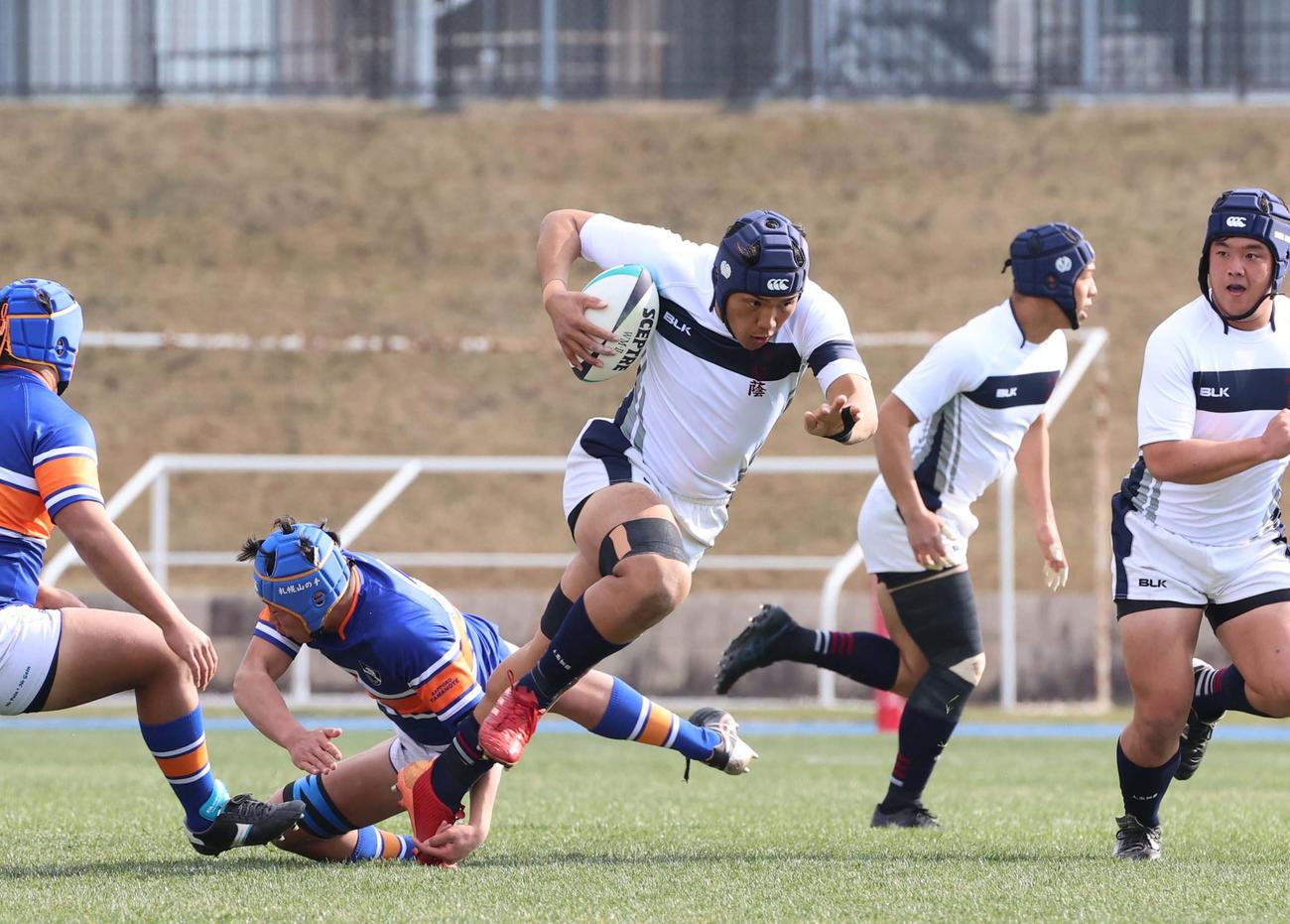札幌山の手対大阪桐蔭　前半、相手DFをかわし突進する大阪桐蔭NO8林（撮影・上田博志）