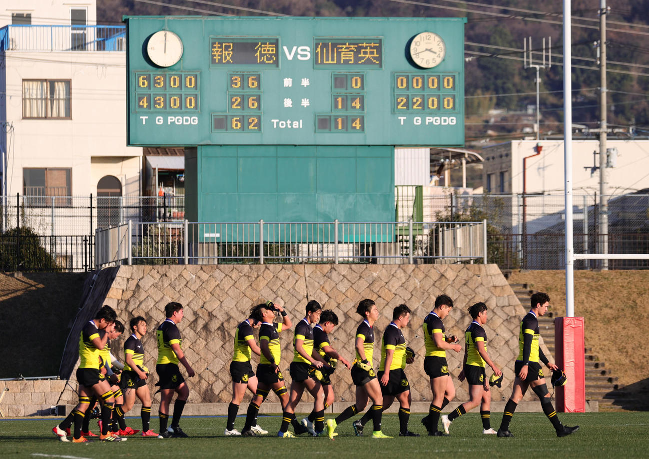 報徳学園対仙台育英　報徳学園に敗れ、がっくり引き揚げる仙台育英の選手たち（撮影・上山淳一）