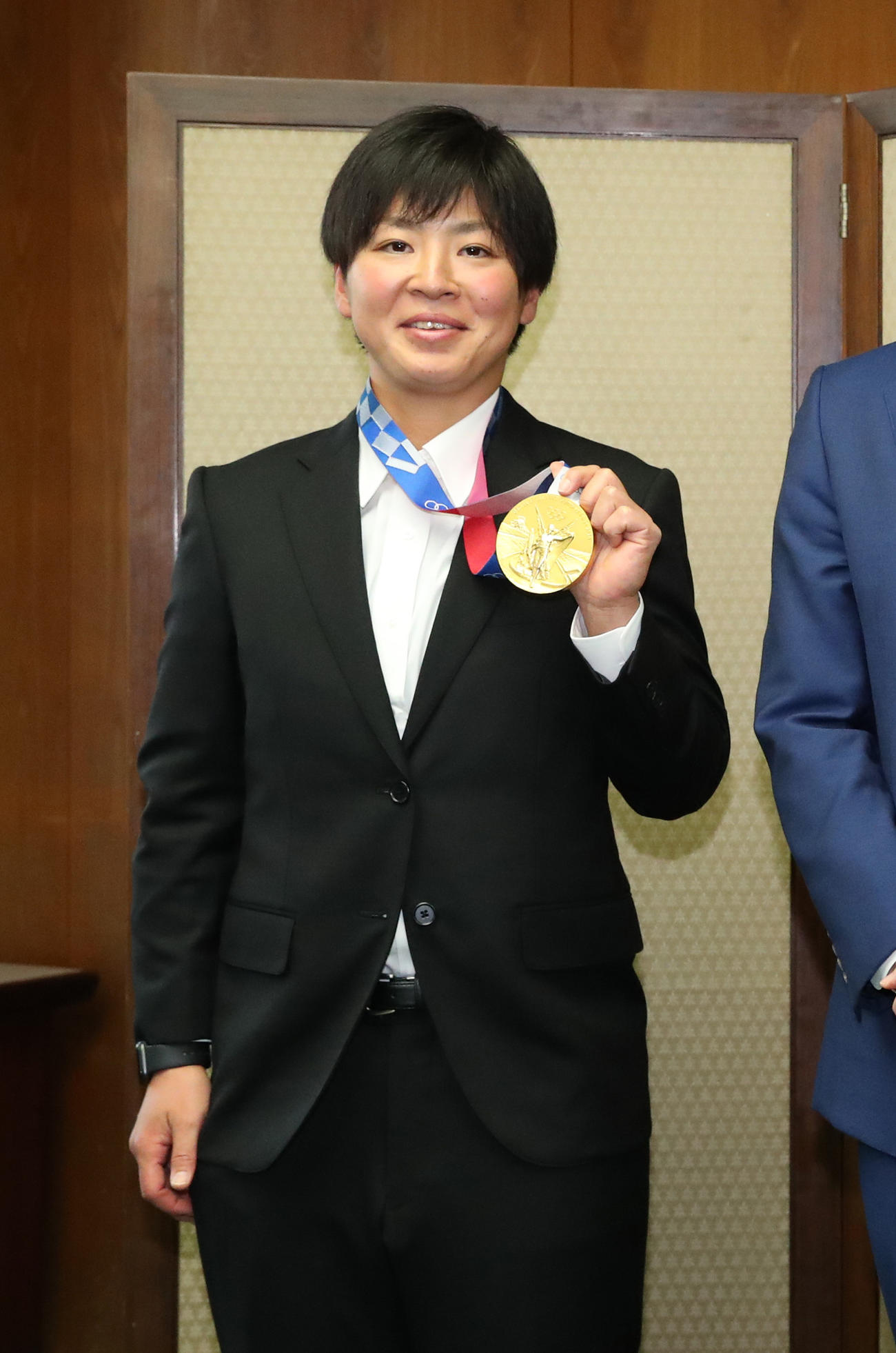 北海道庁で行われた栄誉賞贈呈式に出席し金メダルを披露する山本優（21年12月10日撮影）