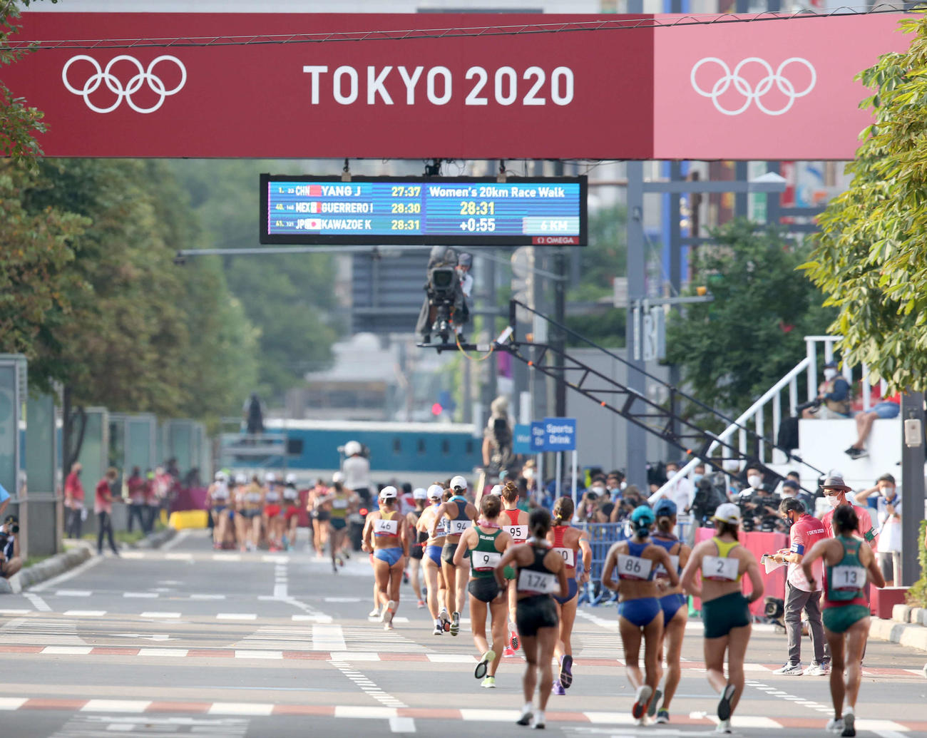 東京五輪　陸上女子20キロ競歩　札幌駅前通りを歩く女子20キロ競歩の選手たち（21年8月6日撮影）