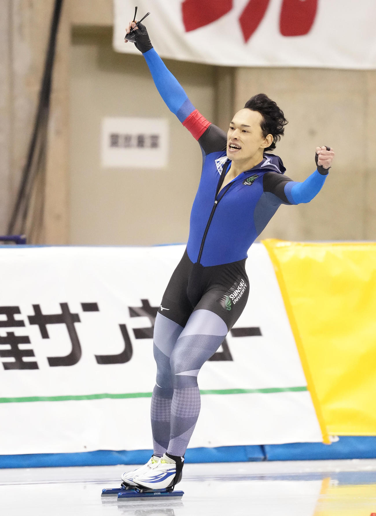男子1000メートルで国内最高記録を更新しガッツポーズの小島（撮影・菅敏）