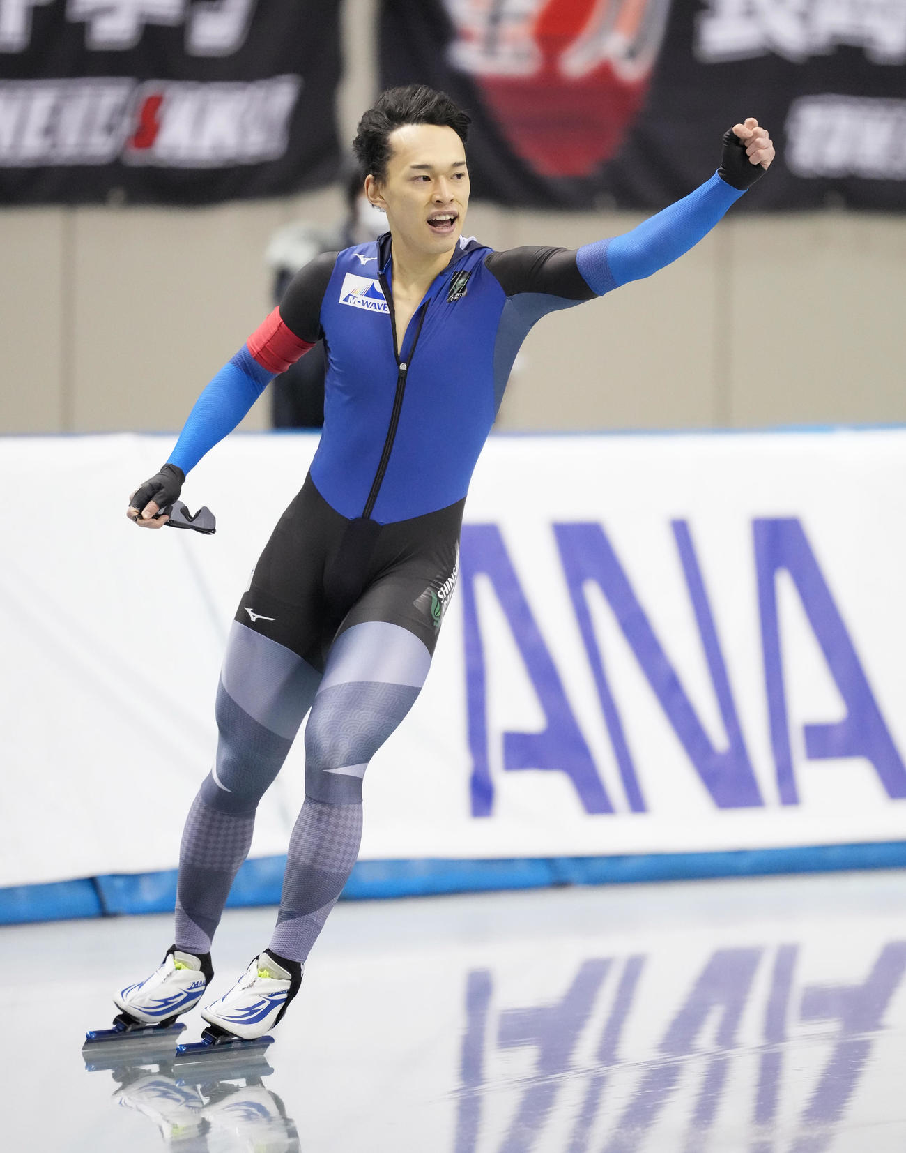 男子1000メートルで国内最高記録を更新しガッツポーズを見せる小島（撮影・菅敏）