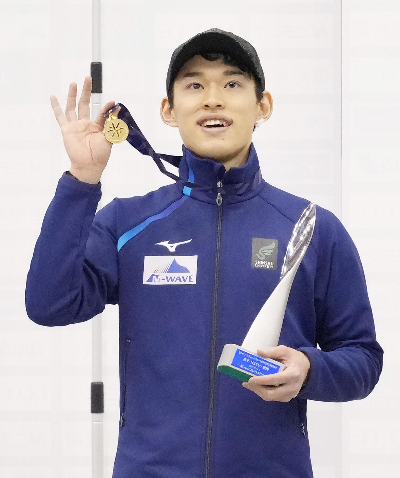 男子1000メートルで優勝し笑顔を見せる小島（撮影・菅敏）