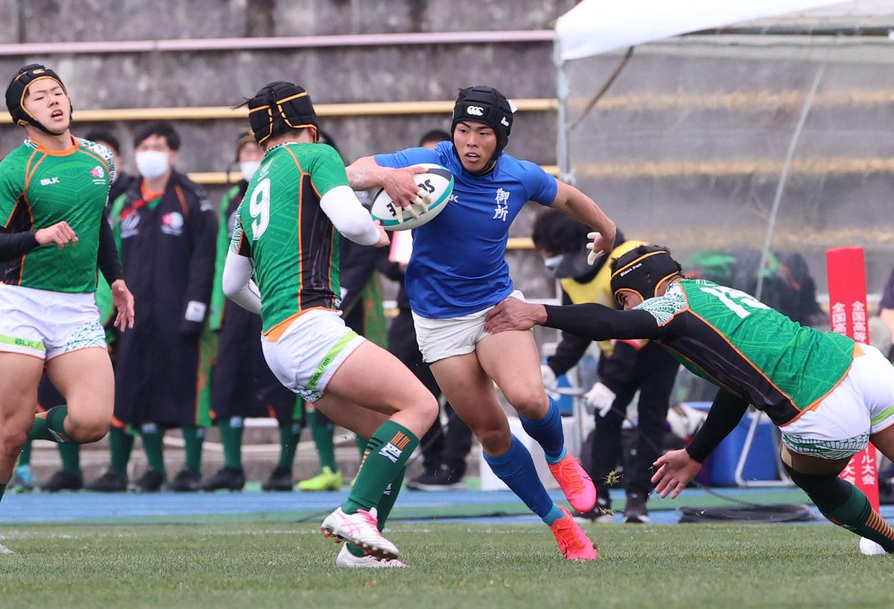 御所実対青森山田　前半、華麗なステップで相手ディフェンスを抜く御所実SH山本（撮影・上田博志）