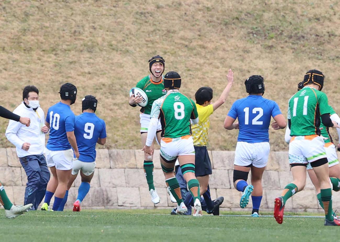 前半、中央にトライを決め笑顔を見せる青森山田CTB神