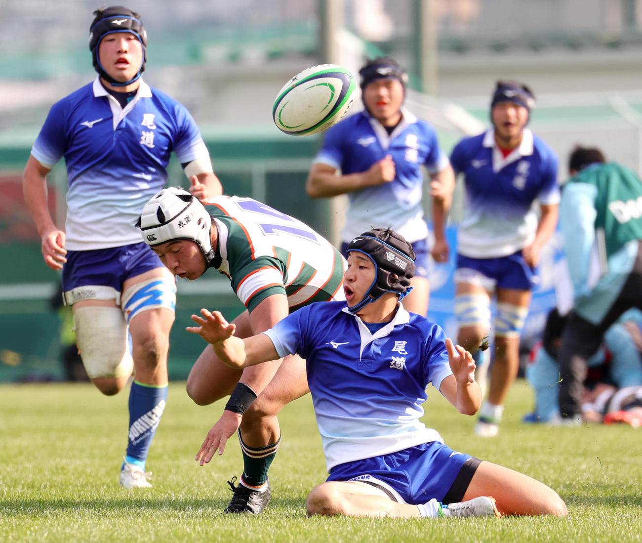 尾道対高鍋　後半、高鍋WTB中津留（手前左）と尾道WTB水谷（手前右）はこぼれ球を奪い合う（撮影・上山淳一）