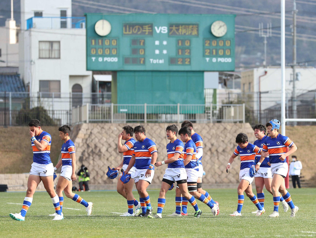 札幌山の手対大阪桐蔭　大阪桐蔭に敗れ涙を流す札幌山の手フィフティーン（撮影・上田博志）