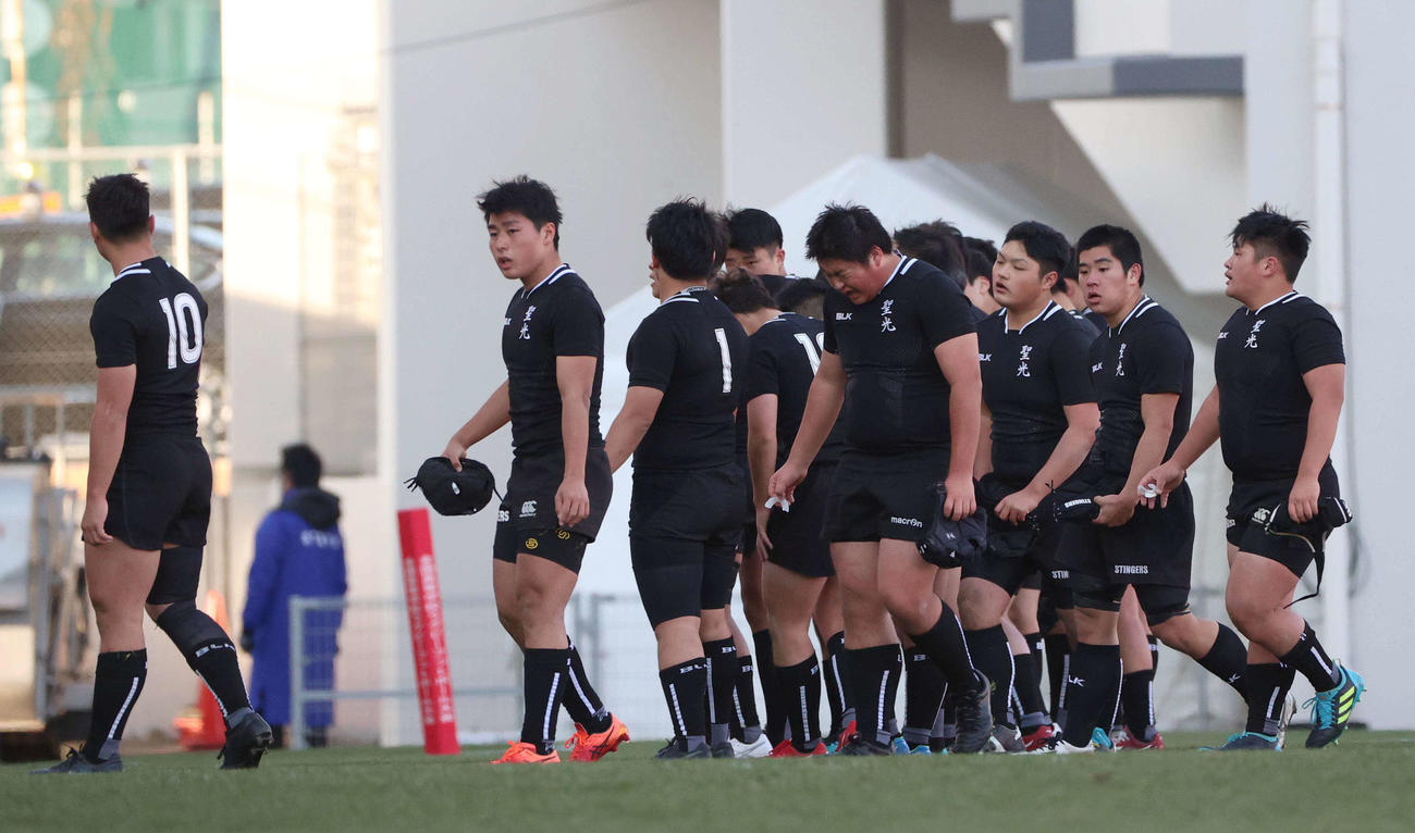 佐賀工に敗れ涙を流す静岡聖光学院フィフティーン（撮影・上田博志）
