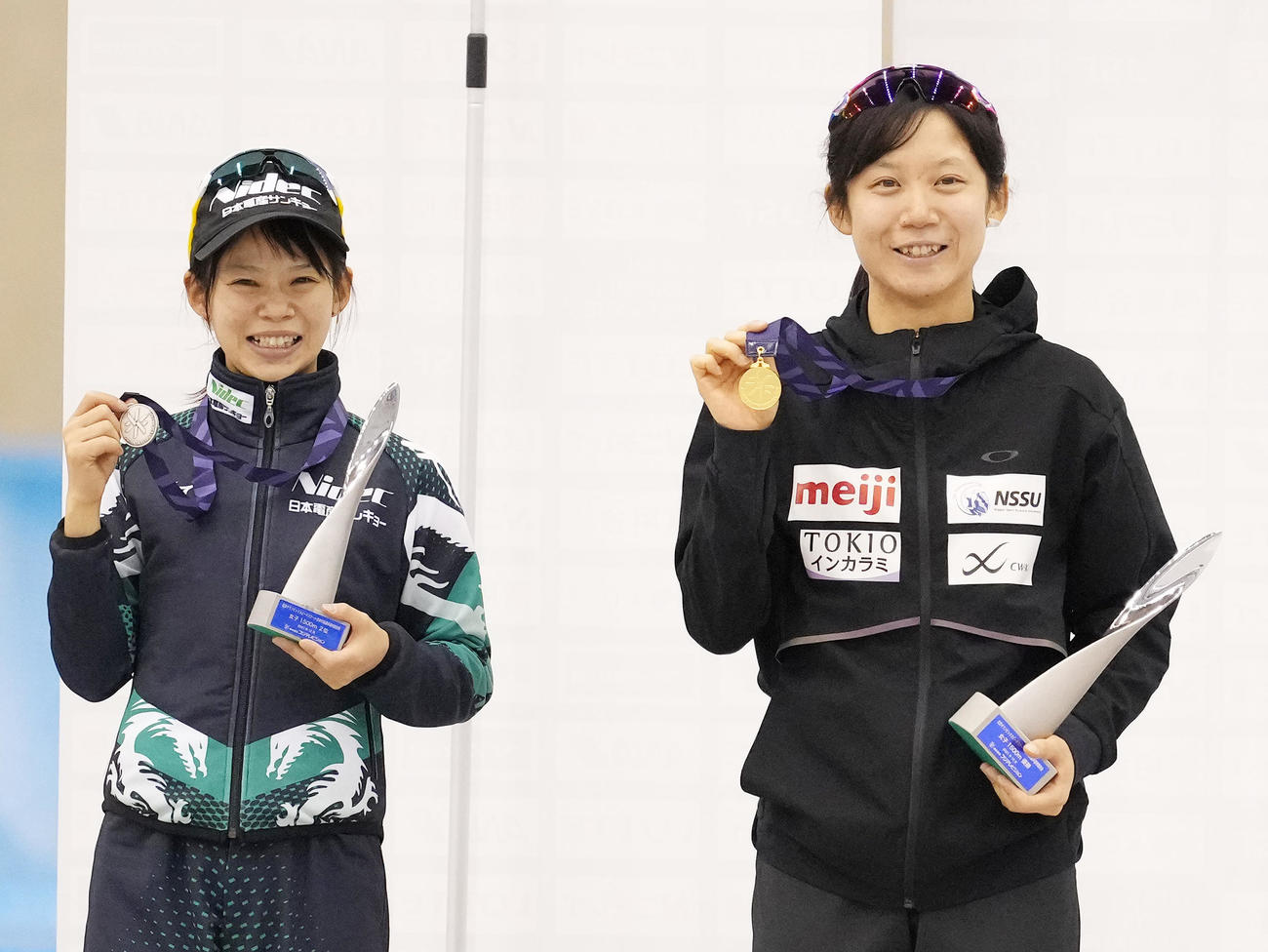 女子1500メートルで優勝した高木美（右）と2位の高木菜は、笑顔でメダルを手にする（撮影・菅敏）