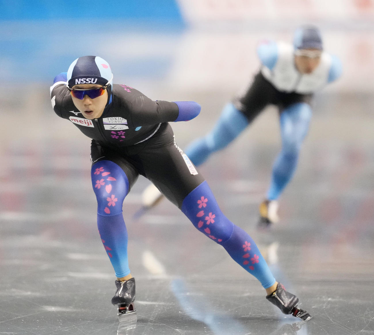女子1500メートルで滑走する高木美（左）と小平（撮影・菅敏）
