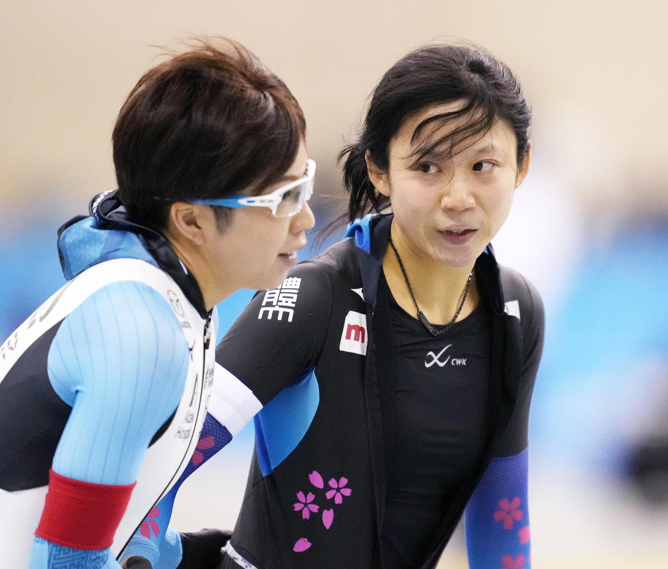 女子1500メートルで優勝し、3位の小平（左）に握手で祝福される高木美帆（撮影・菅敏）