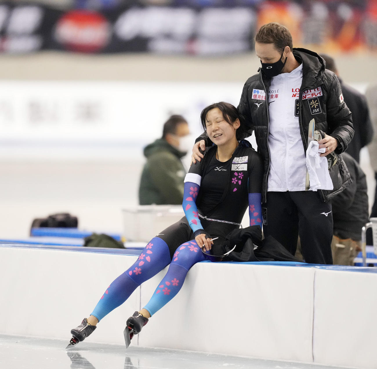 女子1500メートルで優勝し、コーチから祝福される高木美帆（撮影・菅敏）