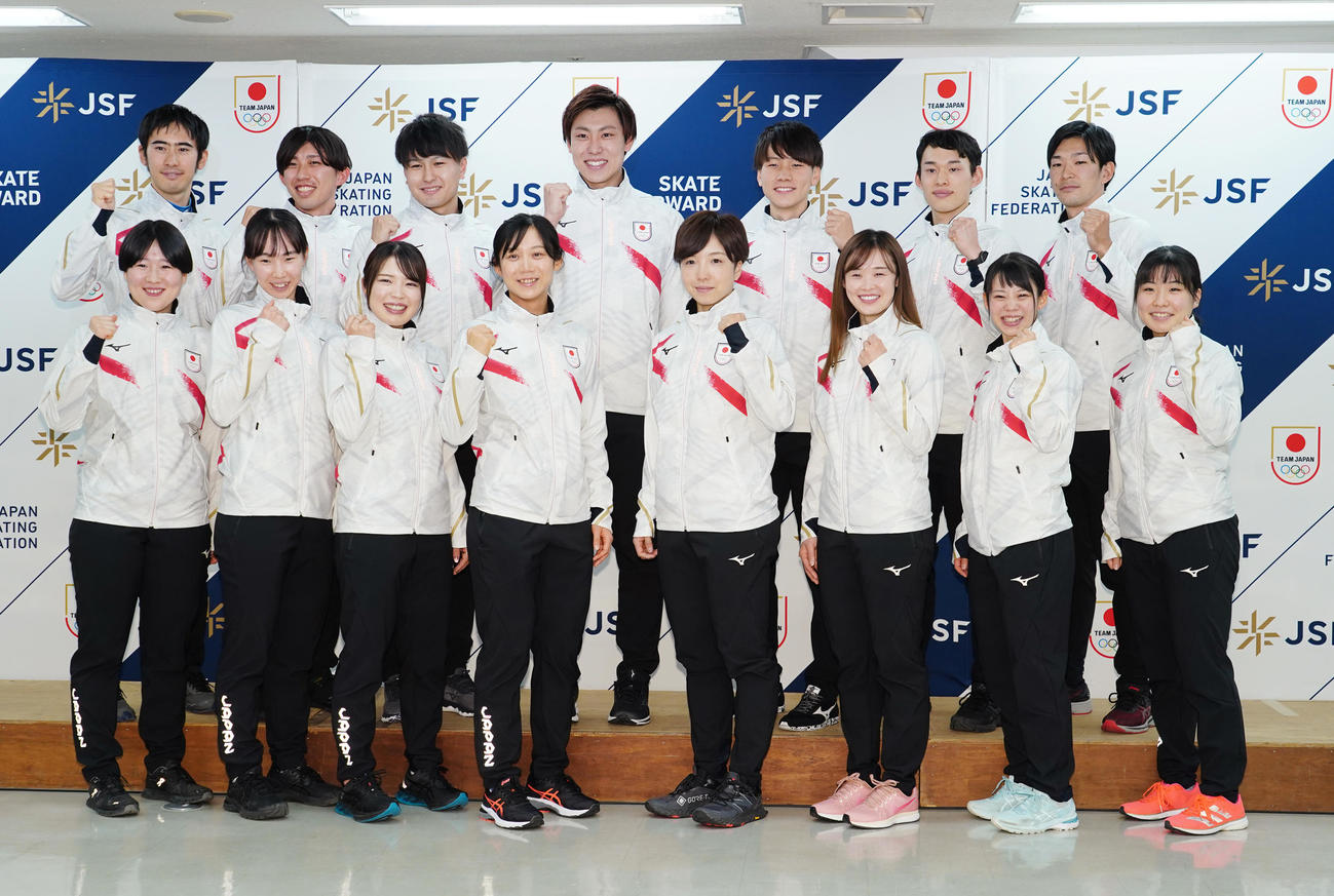 笑顔でポーズをとる、前列左から堀川、押切、佐藤、高木美、小平、郷、高木菜、小坂、後列左から土屋良、一戸、村上、新浜、森重、小島、小田（撮影・菅敏）