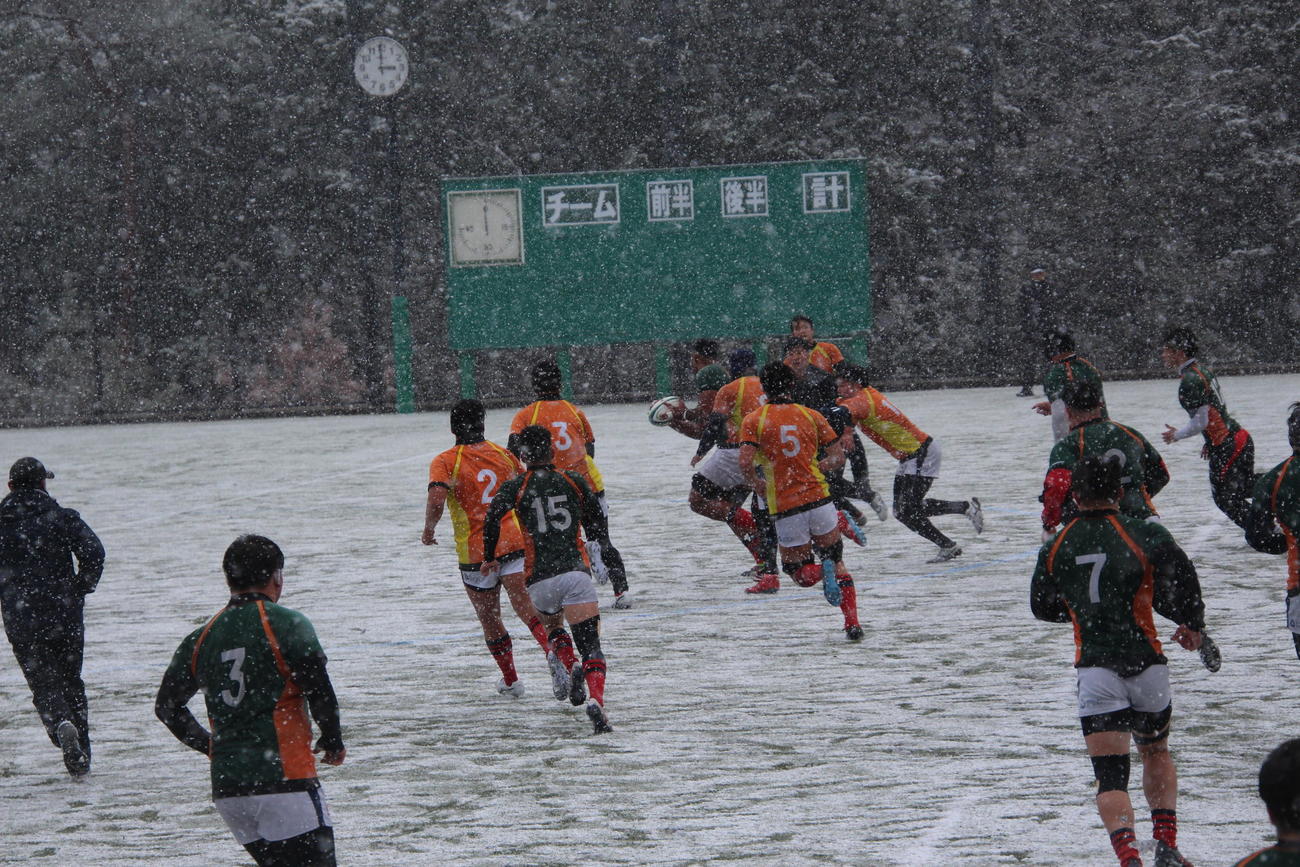雪が舞う中、準決勝帝京大戦に向けて仕上げる京産大のメンバー（京産大提供）