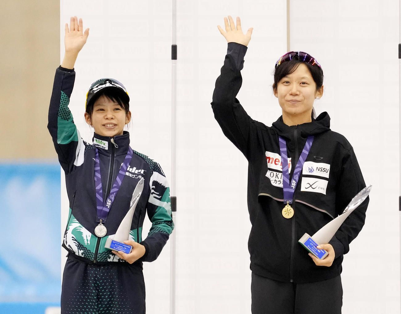 女子1500メートルで優勝した高木美（右）と2位の高木菜は、笑顔でスタンドに手を振る（撮影・菅敏）