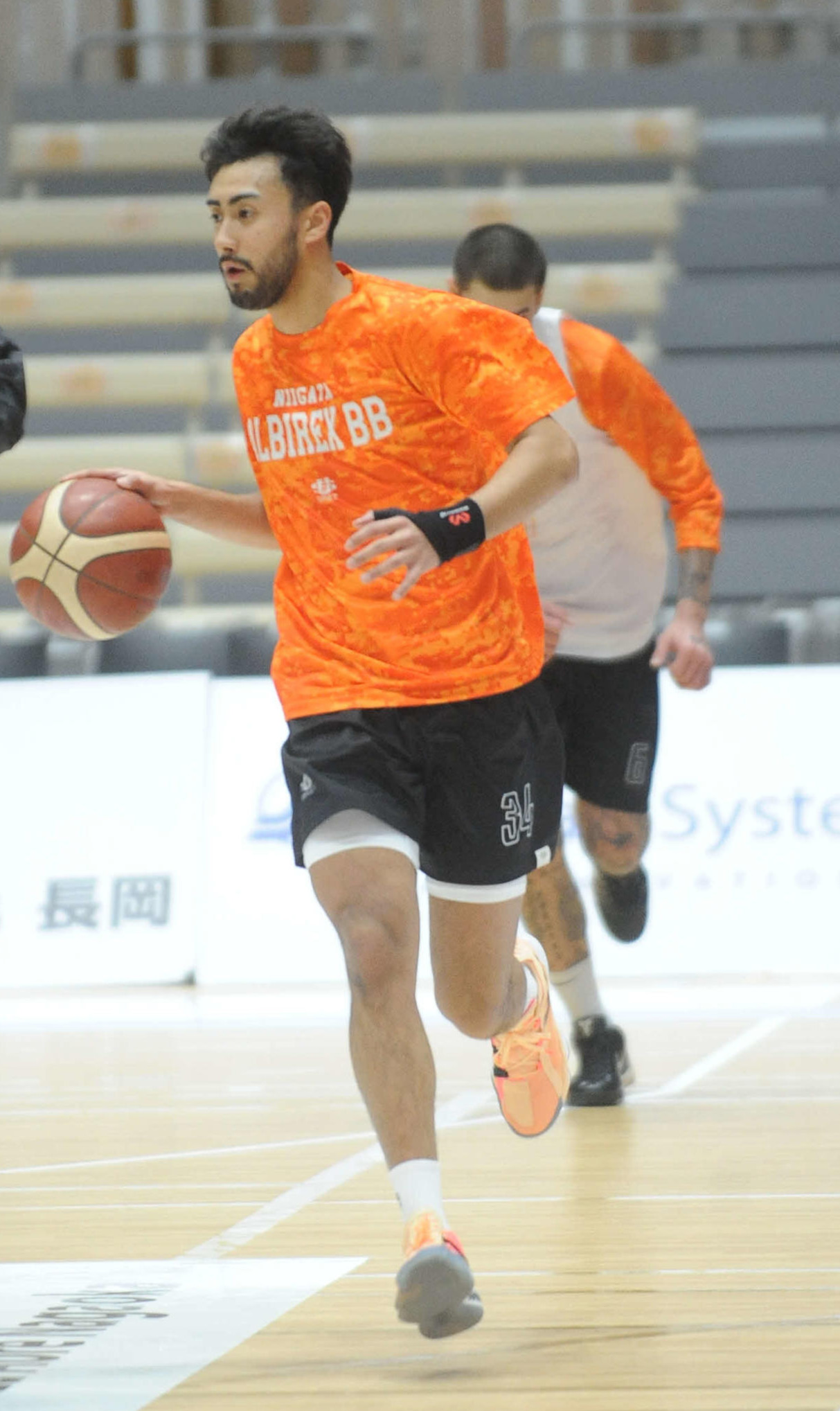 試合形式の練習で、ドリブルでボールを運ぶ遠藤