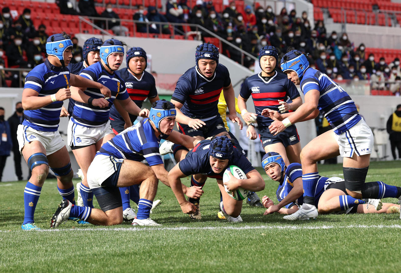 常翔学園対石見智翠館　後半、後半、相手ディフェンスを掻い潜りトライを決める常翔学園NO8ファイアラガ・義信ダビデ（中央））（撮影・白石智彦）