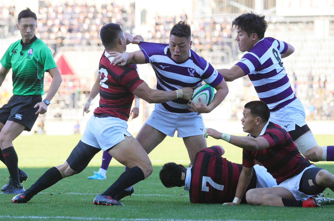 大学ラグビー準々決勝・明大対早大　後半、突破を図る明大プロップ田森海音（2021年12月26日）