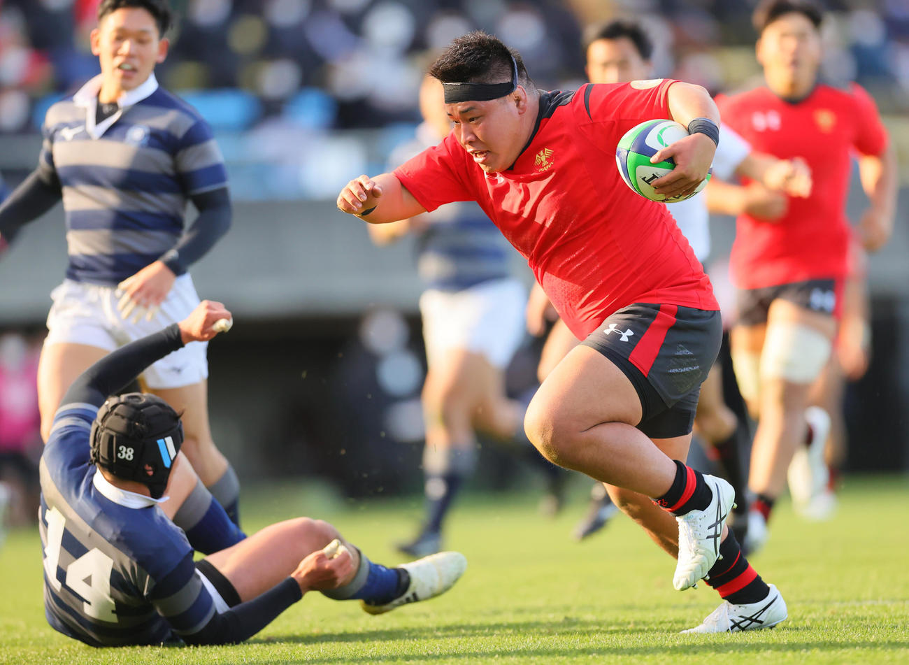 大学ラグビー準々決勝・帝京大対同大　前半、トライを決める帝京大プロップ照内寿明（2021年12月26日）