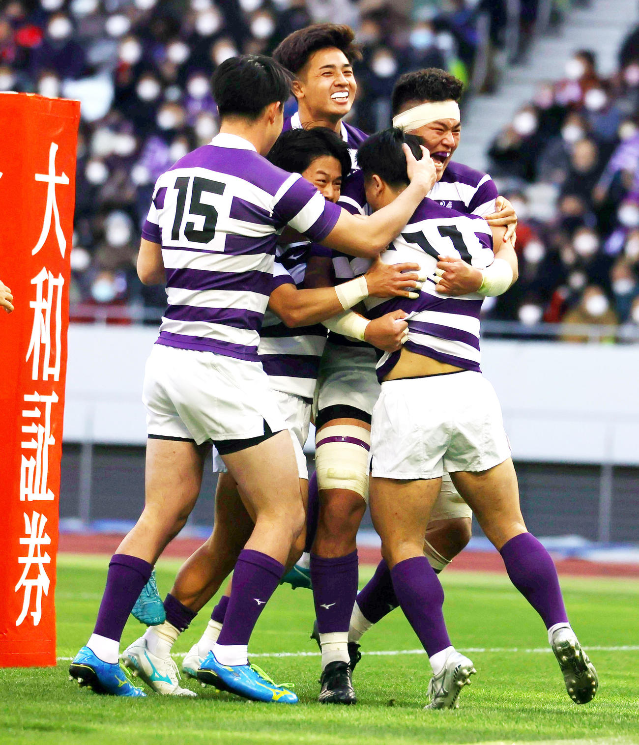 東海大対明大　前半、WTB石田吉平（手前右）の1本目のトライを喜ぶ明大の選手たち（撮影・野上伸悟）