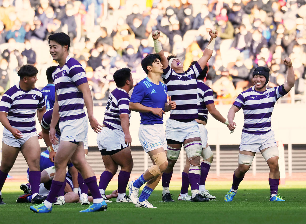 決勝進出を決め喜ぶ明大の選手たち（撮影・野上伸悟）
