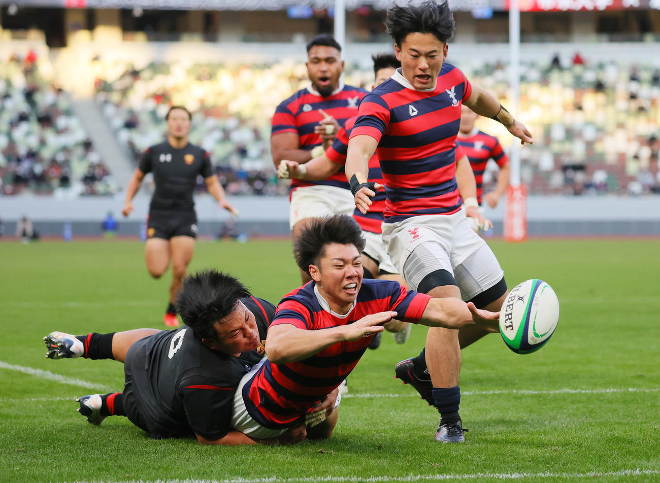 後半、京産大WTB船曳はトライ目前まで持ち込むも帝京大NO8奥井（左）のタックルでボールをこぼしノックオン（撮影・野上伸悟）