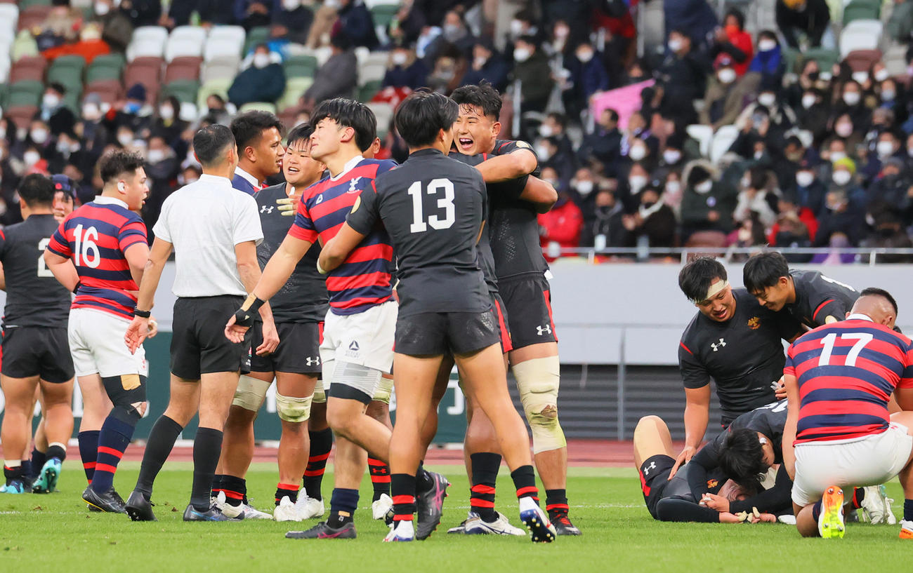 決勝進出を決め喜び合う帝京大フィフティーン（撮影・野上伸悟）