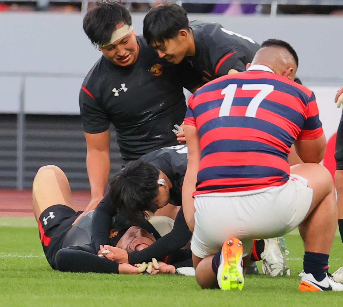 帝京大対京産大　決勝進出を決めた帝京大・細木主将（左下）は、ピッチに大の字に倒れ込む（撮影・野上伸悟）