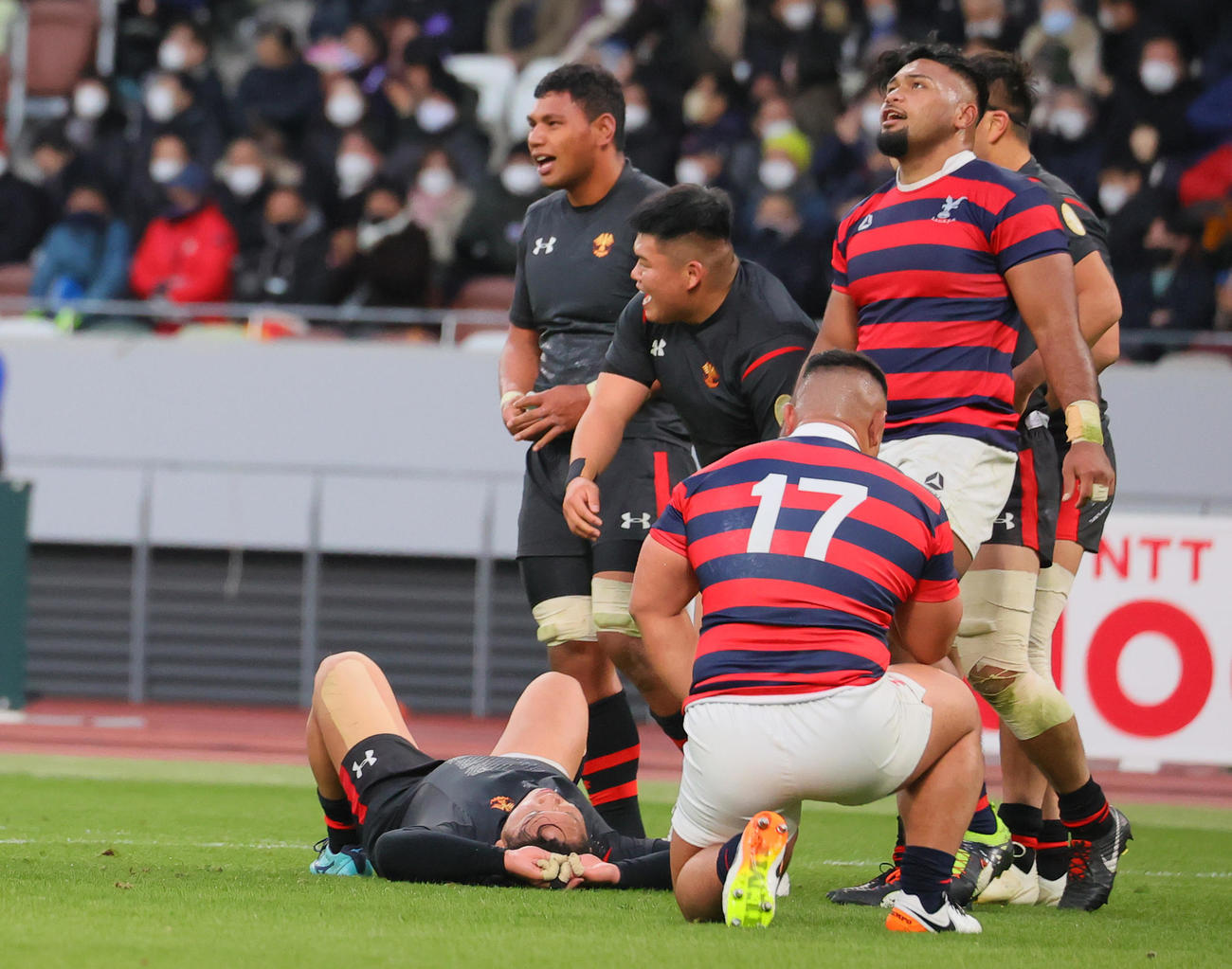 帝京大対京産大　決勝進出を決めた帝京大・細木主将（左下）は、ピッチに大の字に倒れ込む（撮影・野上伸悟）