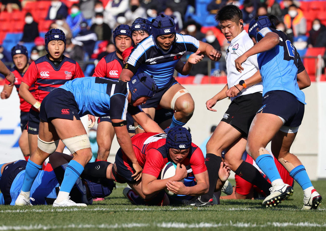 常翔学園対東海大大阪仰星　後半、常翔学園ロック中村はゴール前付近まで持ち込む（撮影・上山淳一）